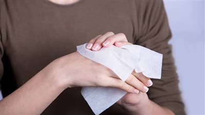 لهذا السبب.. احذر استخدام المناديل المبللة على الجروح