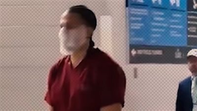 لاعب أمريكي يتنكر في زي سجين مكبل اليدين والقدمين قبل مبارات سوبر بول