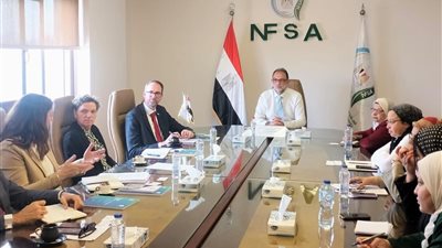 طارق الهوبي يستقبل وفدًا دنماركيًا لبحث التعاون الفني في مجالات سلامة الغذاء 