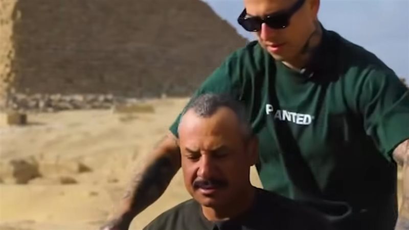 الحلاق الأمريكي والمسن