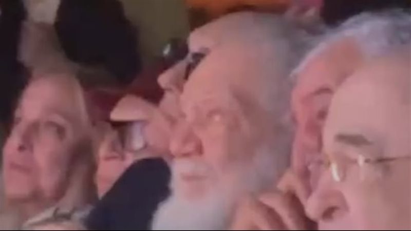 دموع الفنان الكبير
