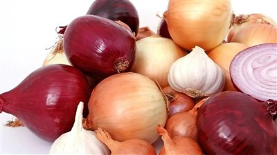 تناول البصل يوميا: الفوائد القلبية المذهلة التي لا يعرفها معظم الناس