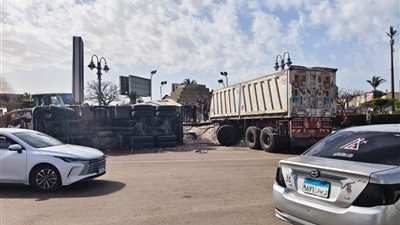 مصرع شخصين دهسًا أسفل حمولة تريلا بعد انقلابها عليهما بصحراوي الإسكندرية 