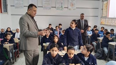 وكيل تعليم دمياط يتابع انتظام الدراسة بكفر البطيخ ويحث الطلاب على التفوق