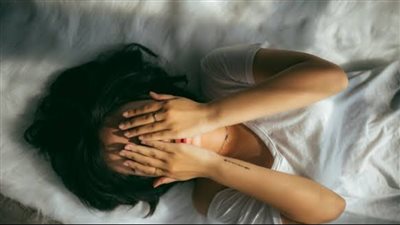 إفراز هرمونات السعادة..كيف يؤثر البكاء على جسم المرأة؟