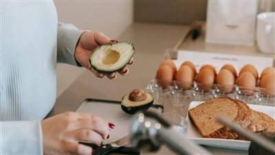 قبل الأكل… هل فعلاً لازم تغسلي كل حاجة من الدجاج للبيض والأفوكادو؟