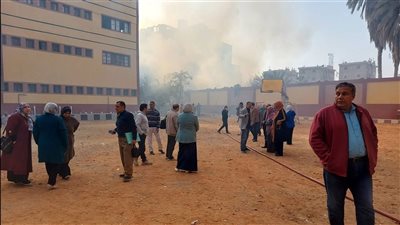 إخلاء الطالبات دون إصابات.. حريق في أرض فضاء بجوار مدرسة كفر صقر بنات