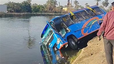 سقوط ميني باص في ترعة السويس دون إصابات ومحاولات لانتشاله