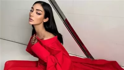 4 نصائح سهلة لتنسيق فستان أحمر كلاسيكي في احتفالات عيد الحب