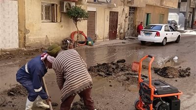 إصلاح كسر ماسورة مياه بشارع الشرقية بكفر أحمد عبده بالسويس