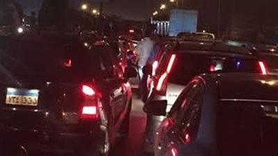 تكدس مرورى بعد انقلاب سيارة محملة بالمواد البترولية أعلى الطريق الدائرى