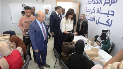 بعد إعادة إعمارهم ورفع كفاءتهم.. تسليم 15 منزلًا بقرية الشروق بكوم أمبو