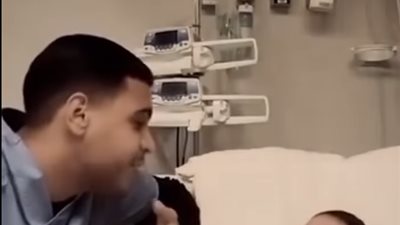  ابتسامة وسط العناية المركزة.. ممرض يبهج رضيعة بـ«إزاي بس يا شبر ونص»