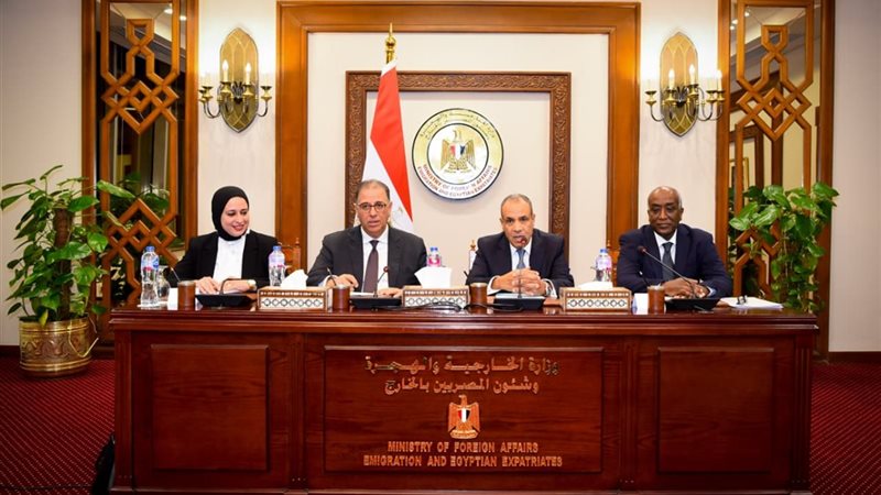 وزير الخارجية يجتمع