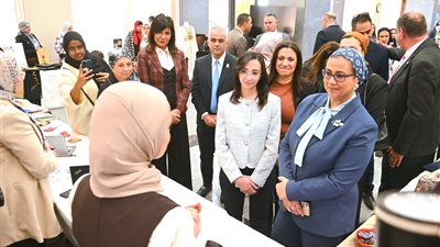 محافظ البحيرة تشارك في جلسة «قائدات يصنعن الاستدامة»