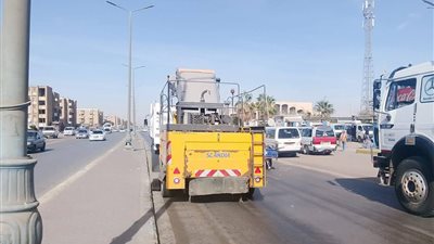 حملات مكثفة لأعمال الكنس الآلي ورفع المخلفات بحي فيصل بالسويس