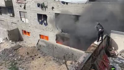 حريق ضخم داخل مستودعات اللجنة القطرية للمساعدات في غزة (فيديو)