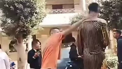 كشف ملابسات فيديو إجبار عامل على ارتداء ملابس نسائية والتعدي عليه بالضرب ببنها