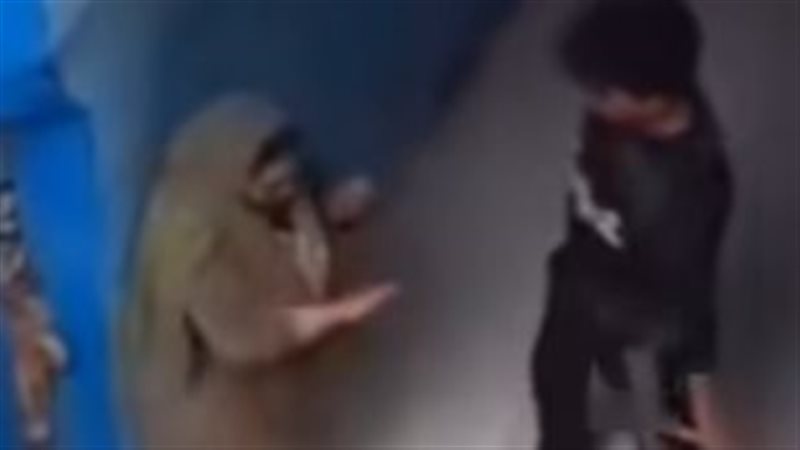 شاب يعتدى على امه