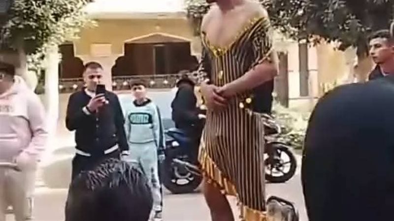 إجبار شاب على ارتداء