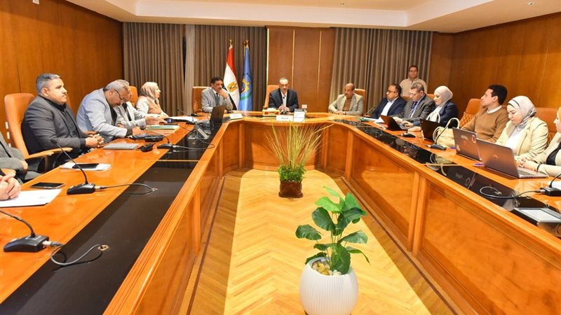 اجتماع محافظ أسيوط