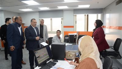 محافظ أسيوط يتفقد مركز الخدمات المميز بالغرفة التجارية
