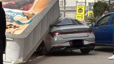  سقوط لوحة إعلانات ضخمة على سيارتين ملاكي بمدينة نصر 