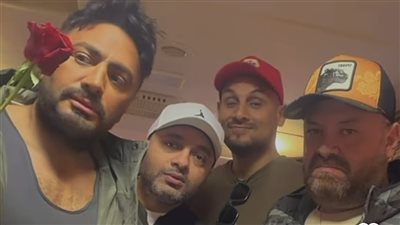 تامر حسني يهدي وردة لنفسه في عيد الحب ويشعل السوشيال ميديا 
