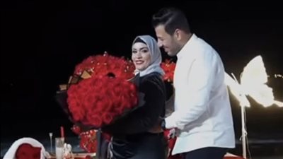 أم جاسر تحتفل بعيد الحب مع زوجها في إحدى شواطئ الإسكندرية 