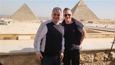 الفنان العالمي براين آدمز وأسرته يزورون أهرامات الجيزة
