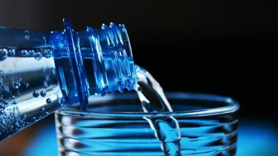 قبل أن تفتح الزجاجة .. ماذا تفعل المياه الغازية بجسمك؟