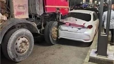 عجنتهم في بعض.. تريلا تدهس 4 سيارات بالتجمع الخامس