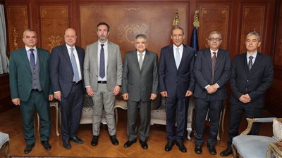 الفريق أسامة ربيع يناقش خطط الإبحار المستقبلية مع مدير منطقة جنوب أوروبا