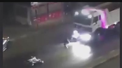 سائق تريلا يدهس شاب بشارع  بمنطقة المطرية ويفر هارباً