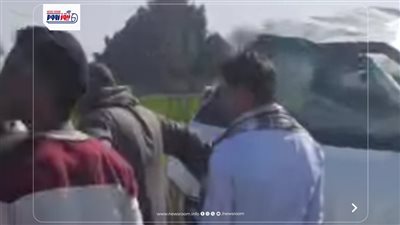دماء علي الأسفلت.. مصرع طالب وإصابة 3 أشخاص في حادث انقلاب ميكروباص بالمنيا 