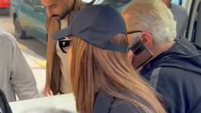 «منهارة وبتعيط».. وصول ريم مصطفى إلي جنازة والدتها بمسجد أسد بن الفرات