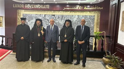  البطريرك إبراهيم إسحق والأنبا عمانوئيل في زيارة ودية لمحافظ الأقصر
