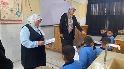 متابعة المدارس السويس.. وكيل الوزارة تقود جولات  لضمان الانضباط