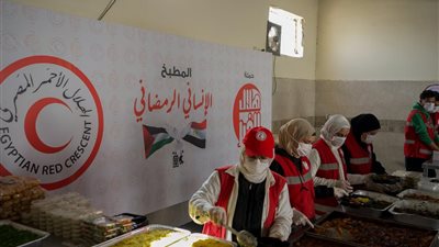 مطبخ الهلال الأحمر بالشيخ زويد يقدم مليون وجبة للفلسطينيين في غزة