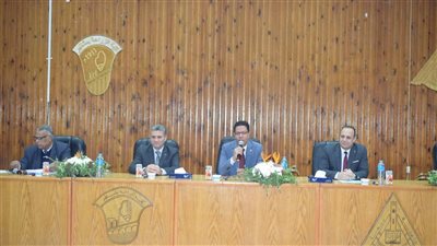 رئيس جامعة بنها يترأس مجلس كلية الزراعة ويكرم عمداء الكلية السابقين