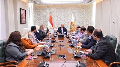 وزير العمل يشهد عرضا من شركة 