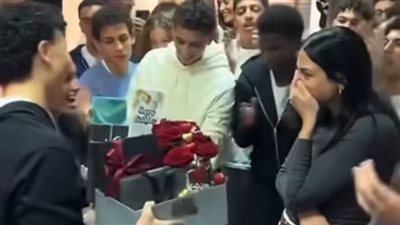 طلاب يختلقون مشاجرة لإقامة مفاجأة عيد ميلاد لمعلمتهم| شاهد 