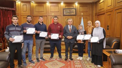 رئيس جامعة السويس يكرم فريق 