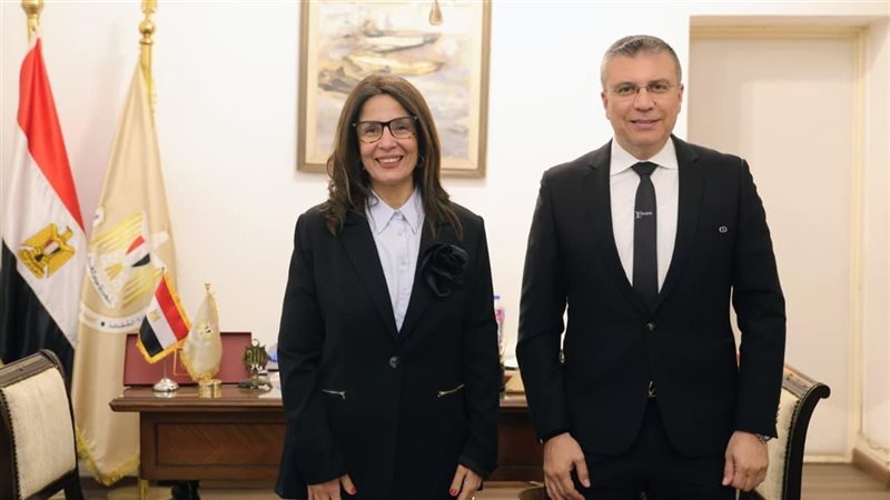 وزيرة الثقافة والدكتور