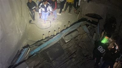 انقلاب ميكروباص داخل حفرة عميقة أسفل كوبري الزاوية الحمراء