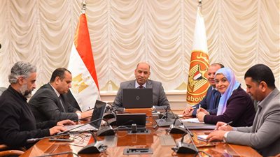 وزير العمل يعقد اجتماعا مع الملحقين العماليين بالخارج
