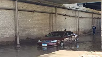 شلل مروري داخل نفق أسوان نتيجة كسر أحد خطوط المياه الرئيسية