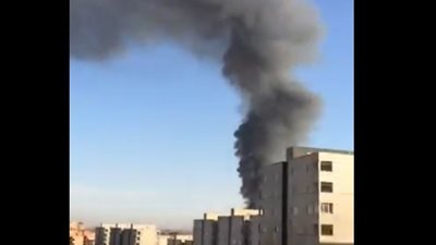 حريق في حقل قصب يتسبب في تصاعد الدخان قرب منطقة باراند في طهران