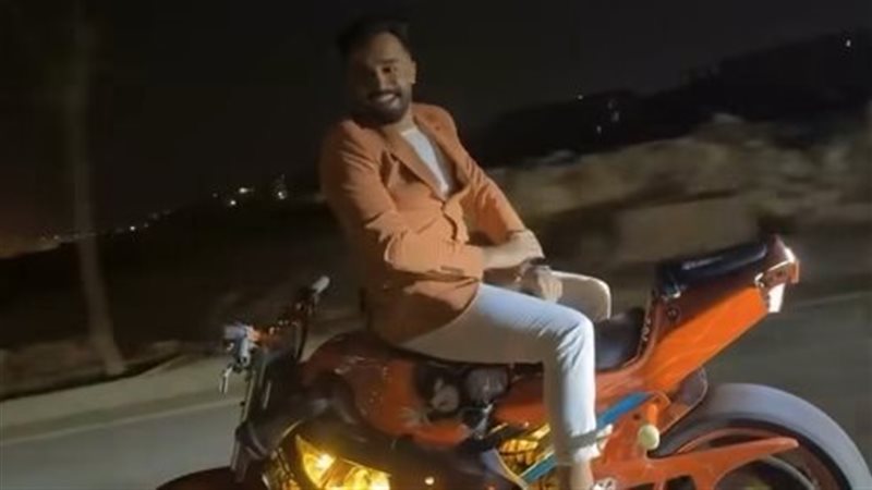 شاب يستعرض بالموتسيكل