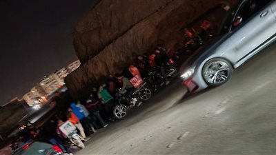 اختلت عجلة القيادة من يد سائقها.. انقلاب سيارة ملاكي بالمقطم